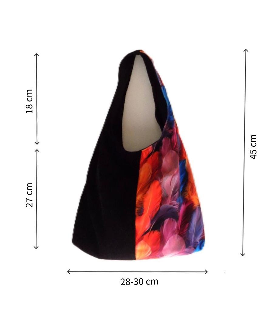 Small two tone Handbag with magnetic closure and inside pocket. Overall size 45cm x 28/30 cm (approx).