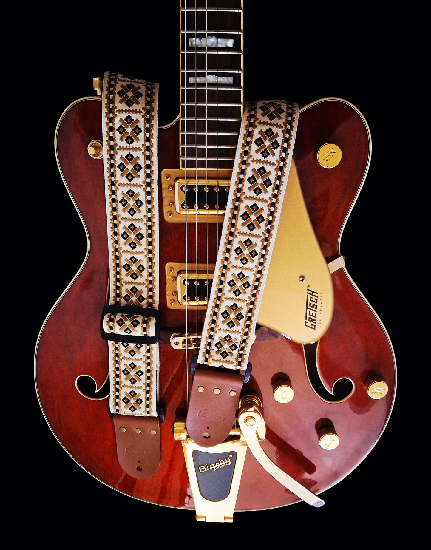 'Valkyria' handmade guitar strap in beige. Adjustable.