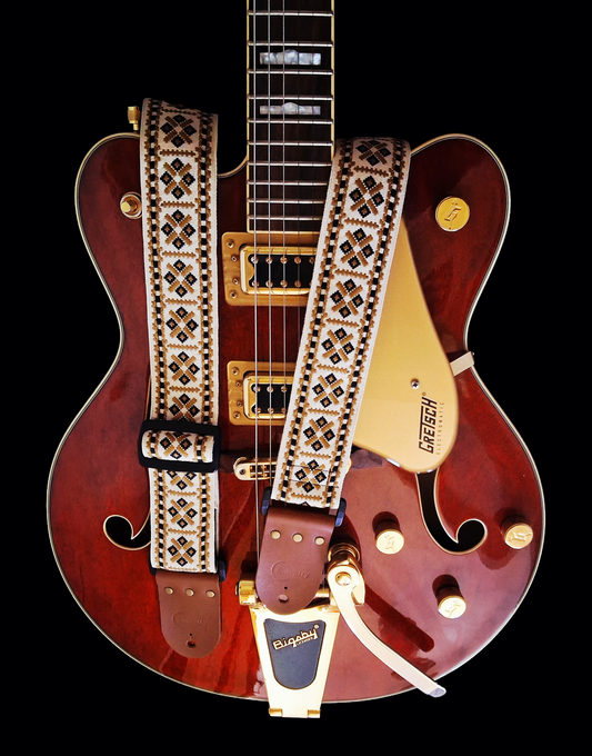 'Valkyria' handmade guitar strap in beige. Adjustable.